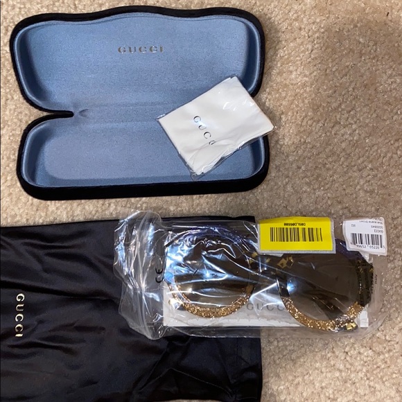 💕HOST PICK 💕Gucci sunglasses - Picture 3 of 7